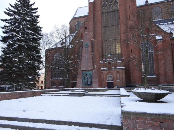 Sowjetisches Ehrenmal vor der St.-Marien Kirche Sowjetisches Ehrenmal vor der St.-Marien Kirche