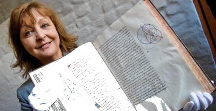 Bessere Zeiten: Regina Nehmzow, Chefin des Archivs, zeigt im Mai eine verschollen geglaubte Handschrift des portugiesischen Mathematikers Francesco de Mello. Bessere Zeiten: Regina Nehmzow, Chefin des Archivs, zeigt im Mai eine verschollen geglaubte Handschrift des portugiesischen Mathematikers Francesco de Mello.