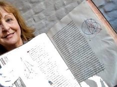 Bessere Zeiten: Regina Nehmzow, Chefin des Archivs, zeigt im Mai eine verschollen geglaubte Handschrift des portugiesischen Mathematikers Francesco de Mello.