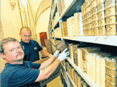 Foto: Christian Rödel - Mitarbeiter des  Zentrums für Bucherhaltung in Leipzig verpacken die Archiv-Bücher: v.l. Mathias List u. Daniel Thomas