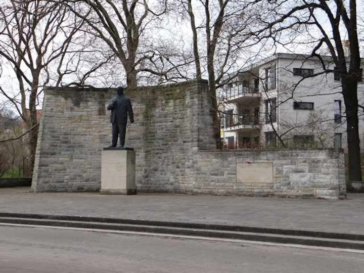 Thälmann Denkmal mit dahinter liegender Mauer, der sogenannten "Fahne" Thälmann Denkmal mit dahinter liegender Mauer, der sogenannten "Fahne"