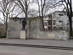 Thälmann Denkmal mit dahinter liegender Mauer, der sogenannten "Fahne"