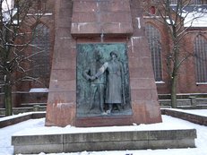 Reliefplatte auf dem Ehrenmal Reliefplatte auf dem Ehrenmal